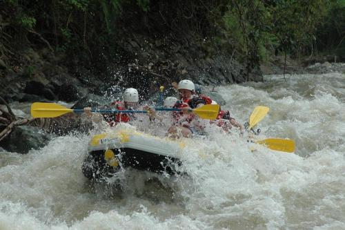 river-rafting-g1aebc54ef_1280