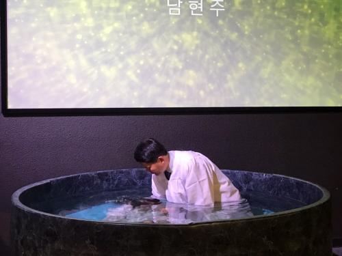 침례식장면
